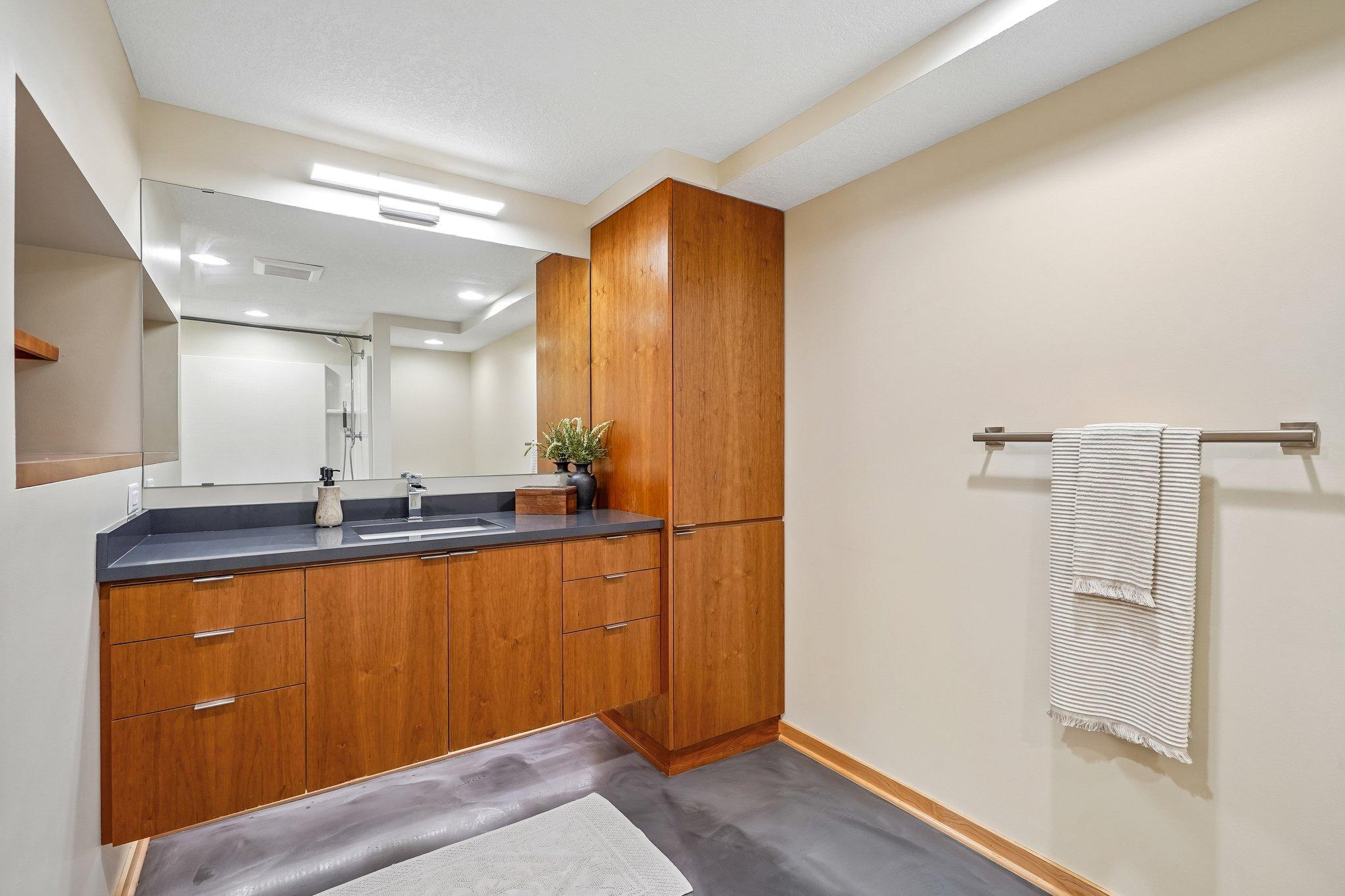 51-web-or-mls-Old Mill Ct-S0508-051.jpg