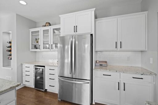 6694 Lakeview Circle NE, Albertville, MN 55301