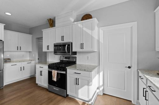 6694 Lakeview Circle NE, Albertville, MN 55301