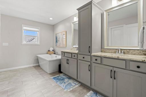 6694 Lakeview Circle NE, Albertville, MN 55301