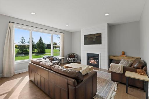 6694 Lakeview Circle NE, Albertville, MN 55301