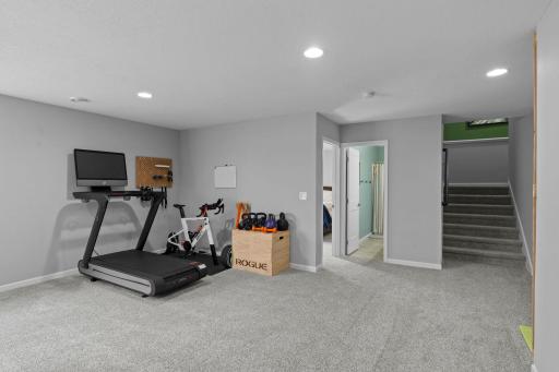 6694 Lakeview Circle NE, Albertville, MN 55301