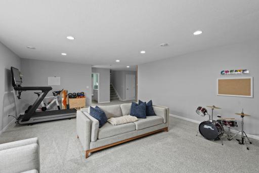 6694 Lakeview Circle NE, Albertville, MN 55301