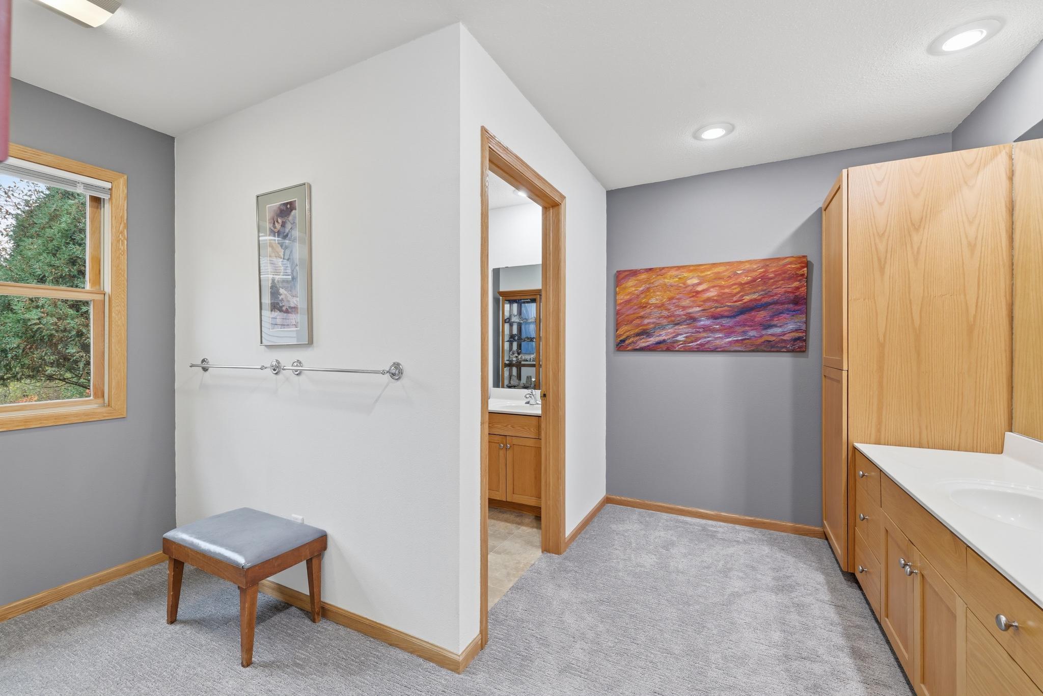 Main floor full bathroom
