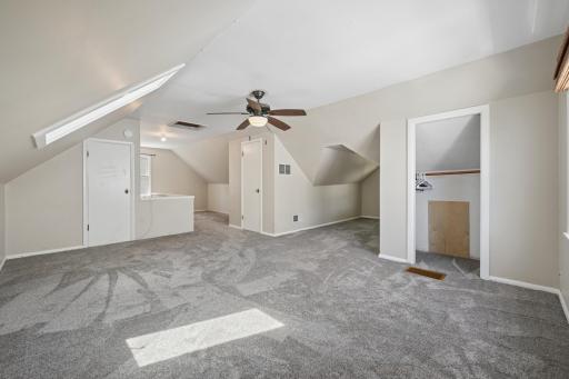 Spacious upper-level bonus room â flexible for primary suite, office, or guest space