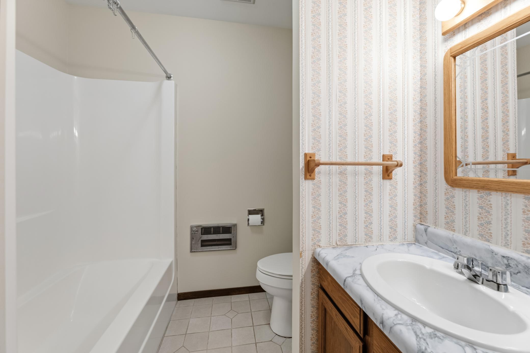 18 bathroom.jpg