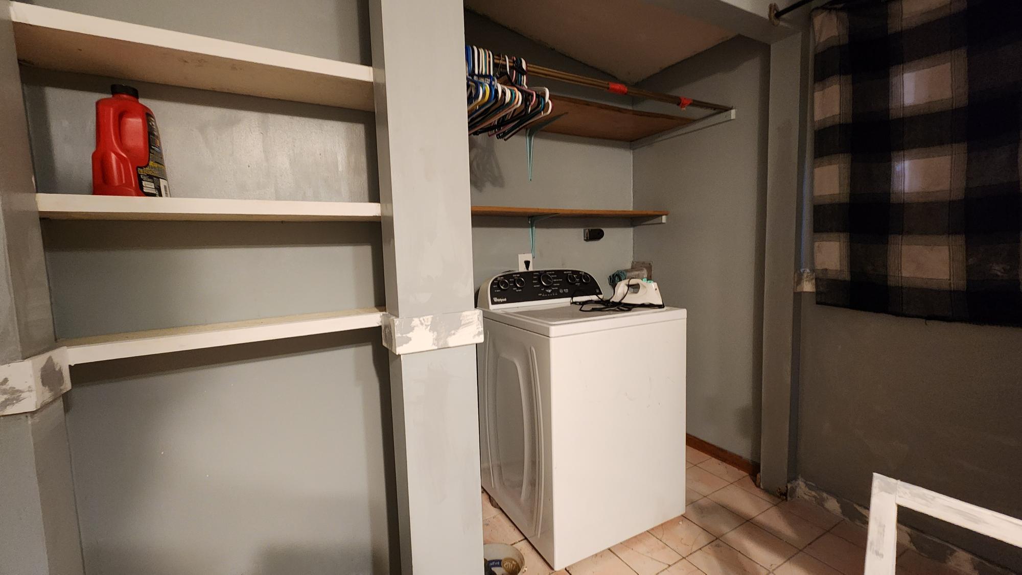 the laundry area in the full bathroom