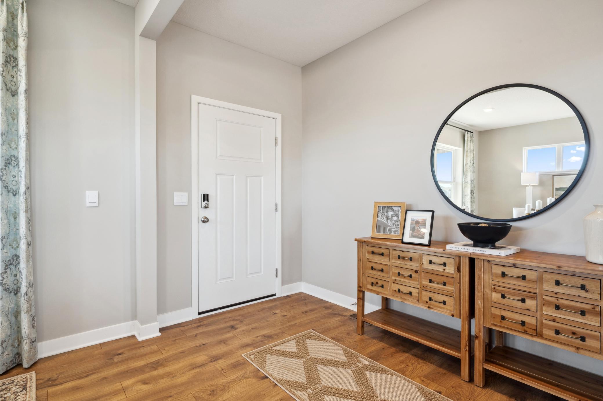Large foyer space to welcome your guests.