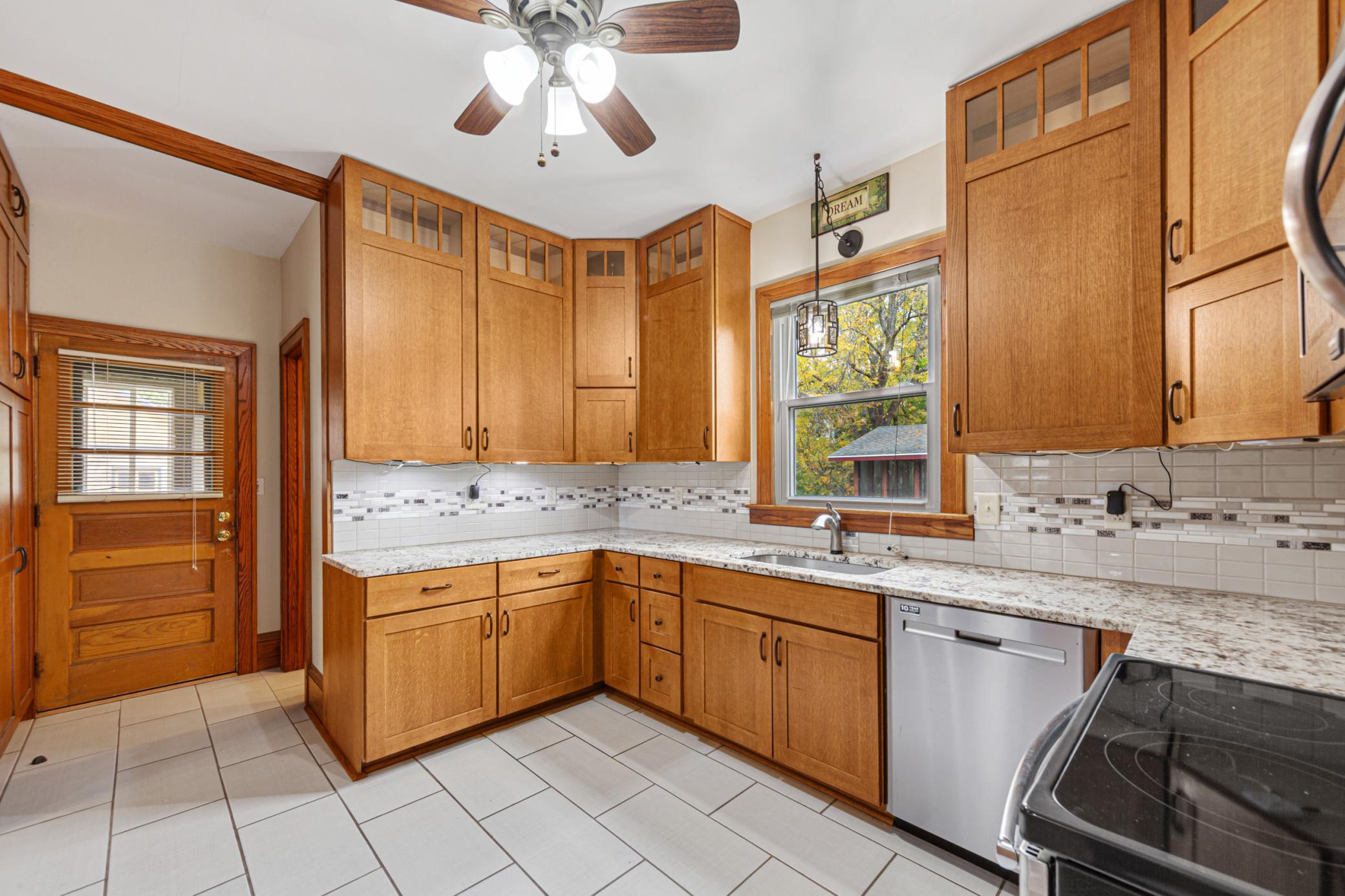22 Kitchen.jpg