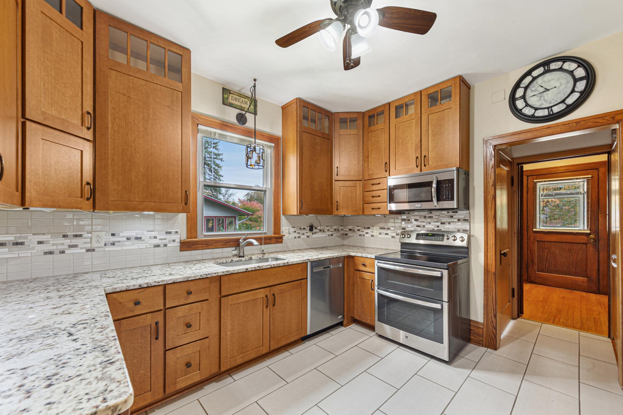 21 Kitchen.jpg
