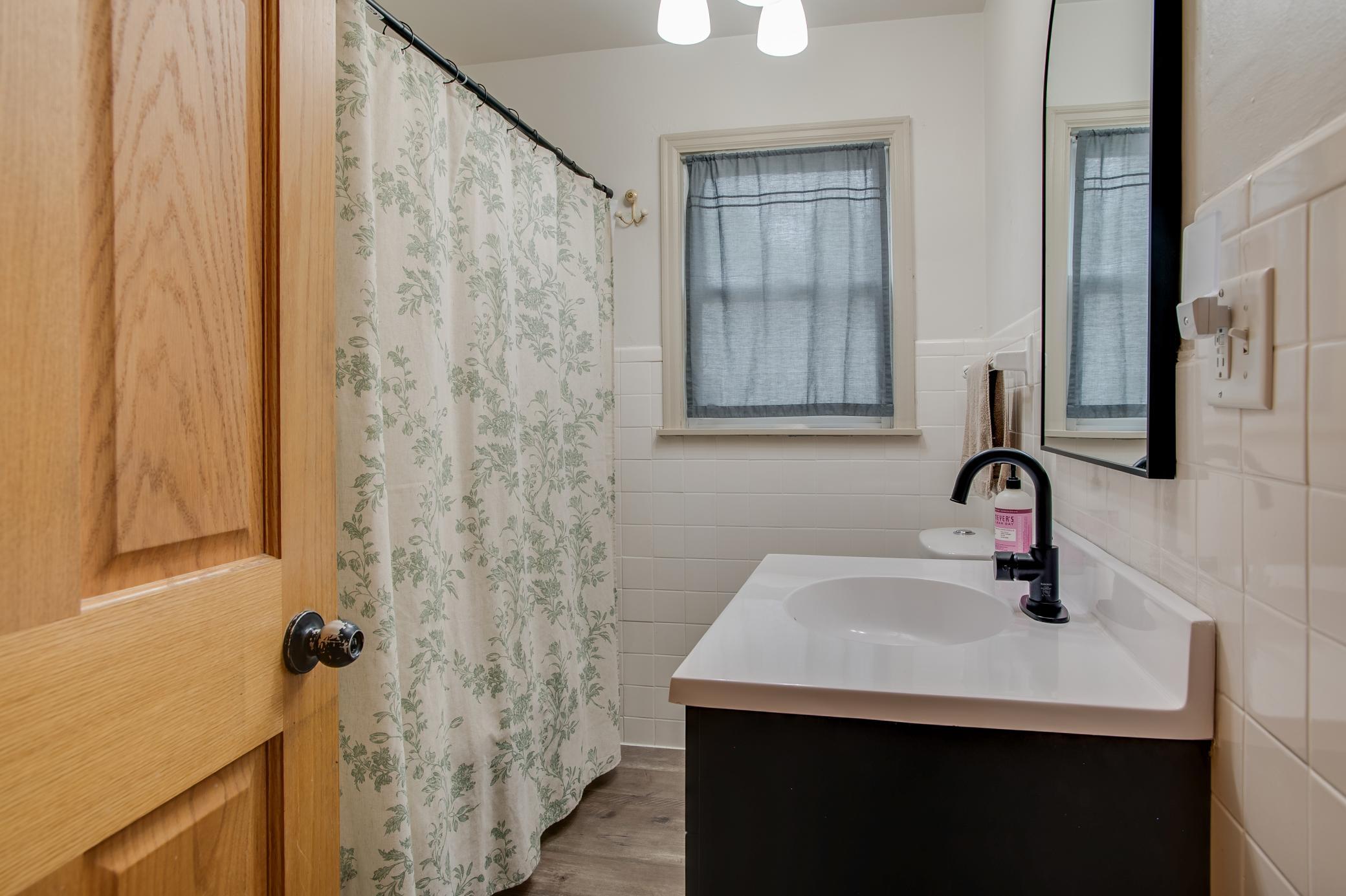Bathroom 1.jpg