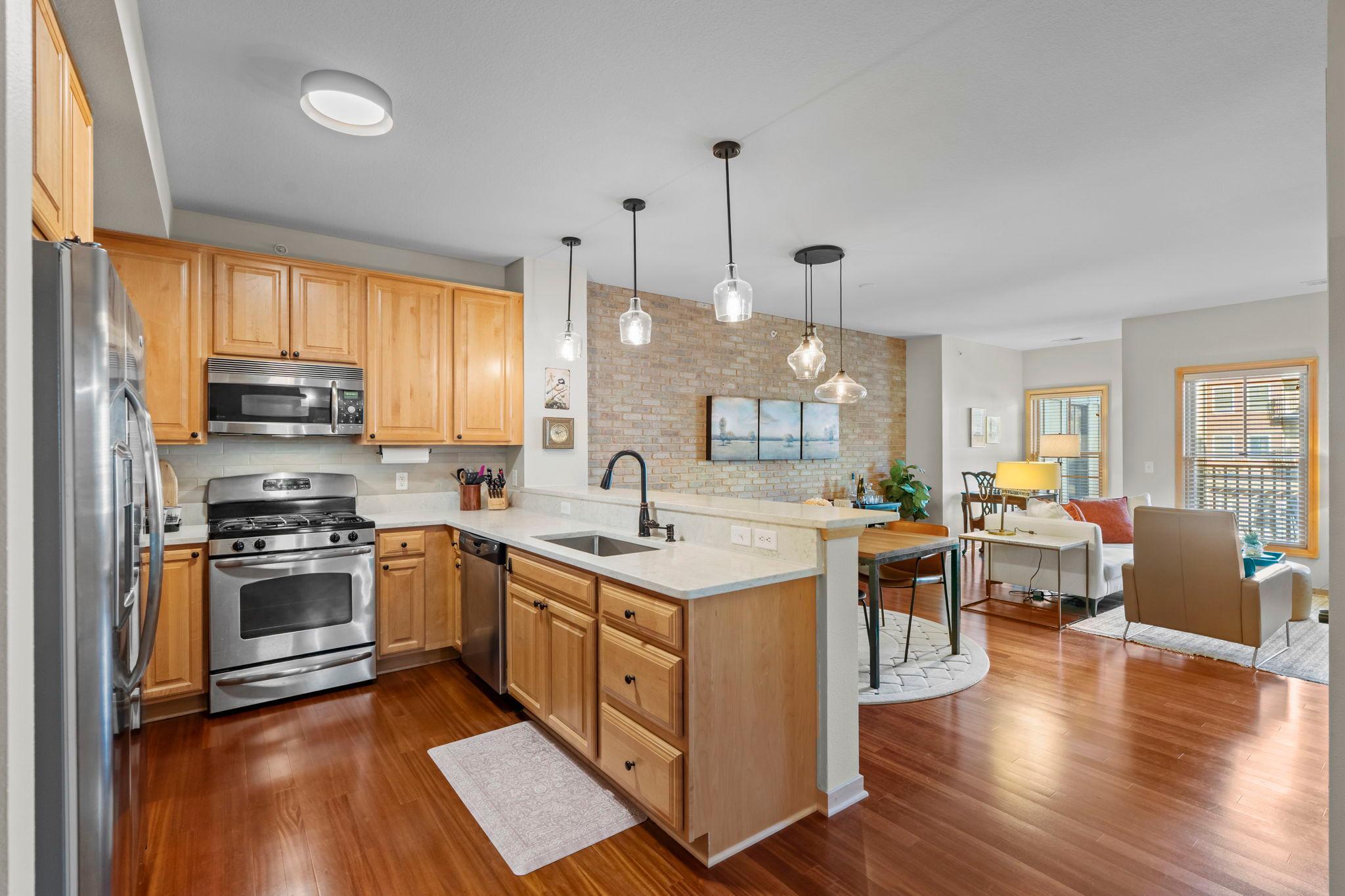 23-web-or-mls-350 Main St N 310-3.jpg