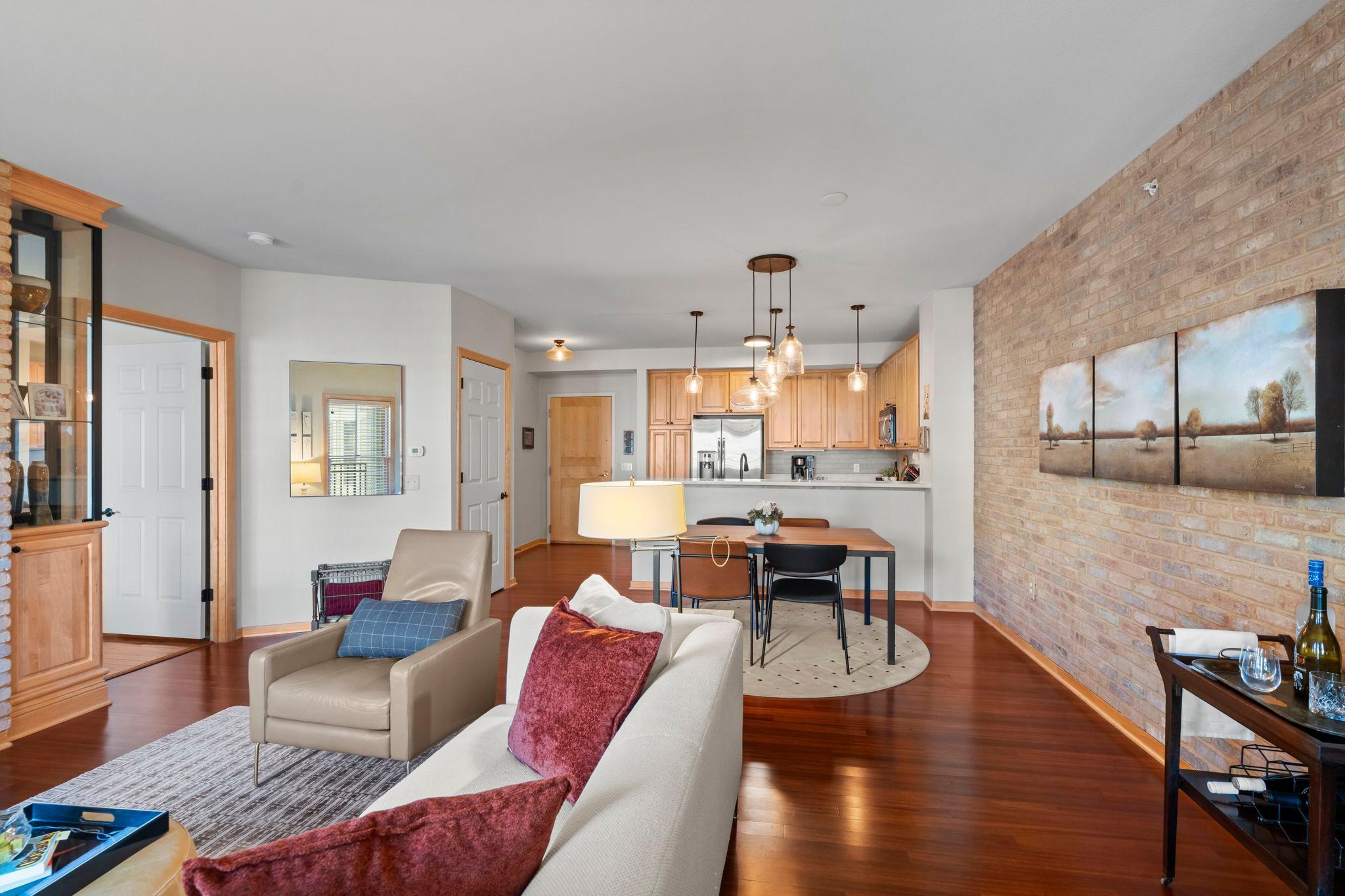 18-web-or-mls-350 Main St N 310-109.jpg