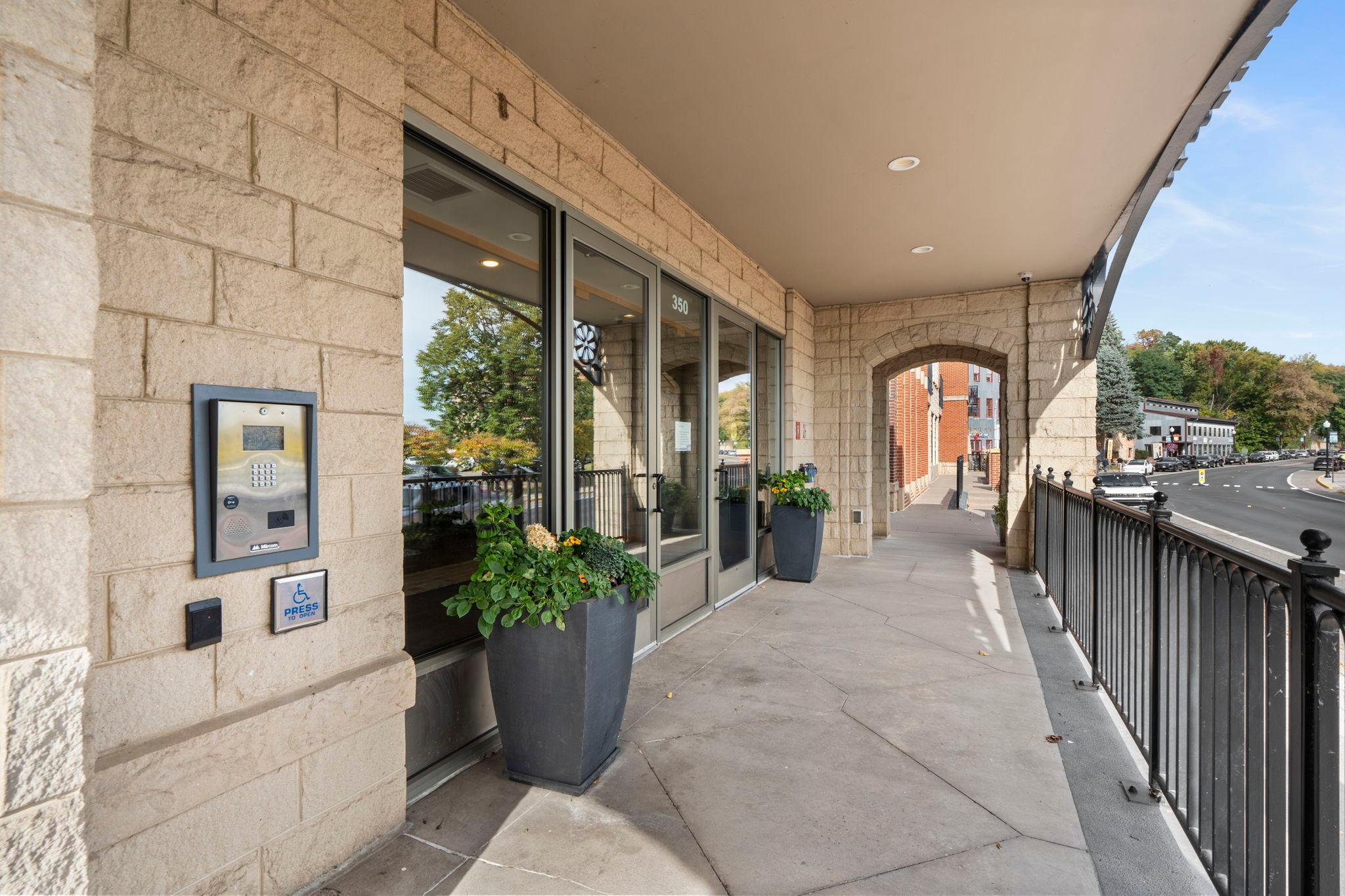 92-web-or-mls-350 Main St N 310-482.jpg