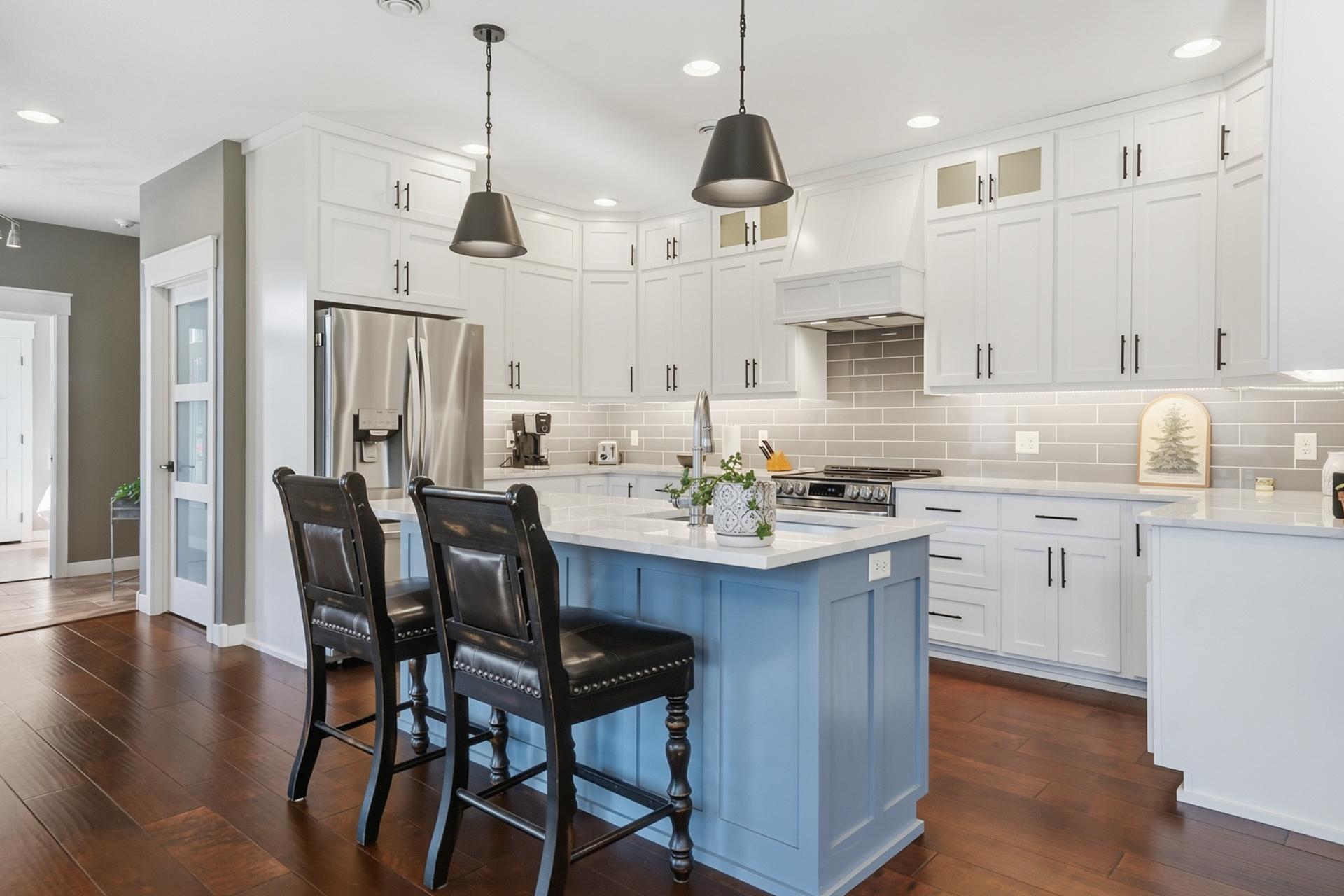 OVERSIZED KITCHEN ISLAND
