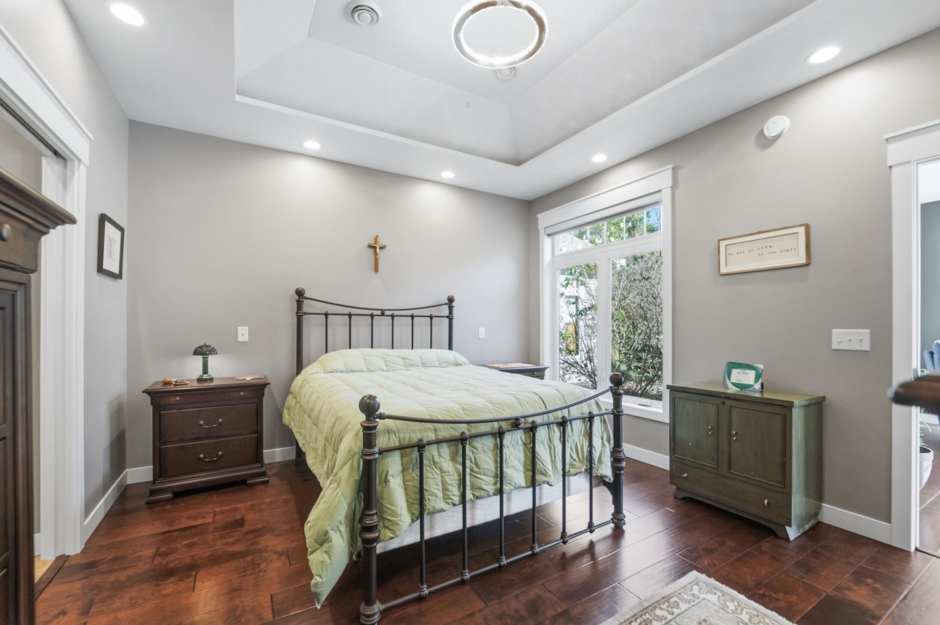 PRIMARY BEDROOM WITH TRAY CEILING