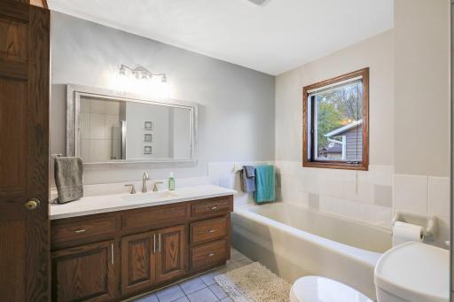 624 Hennes Avenue, Shakopee, MN 55379