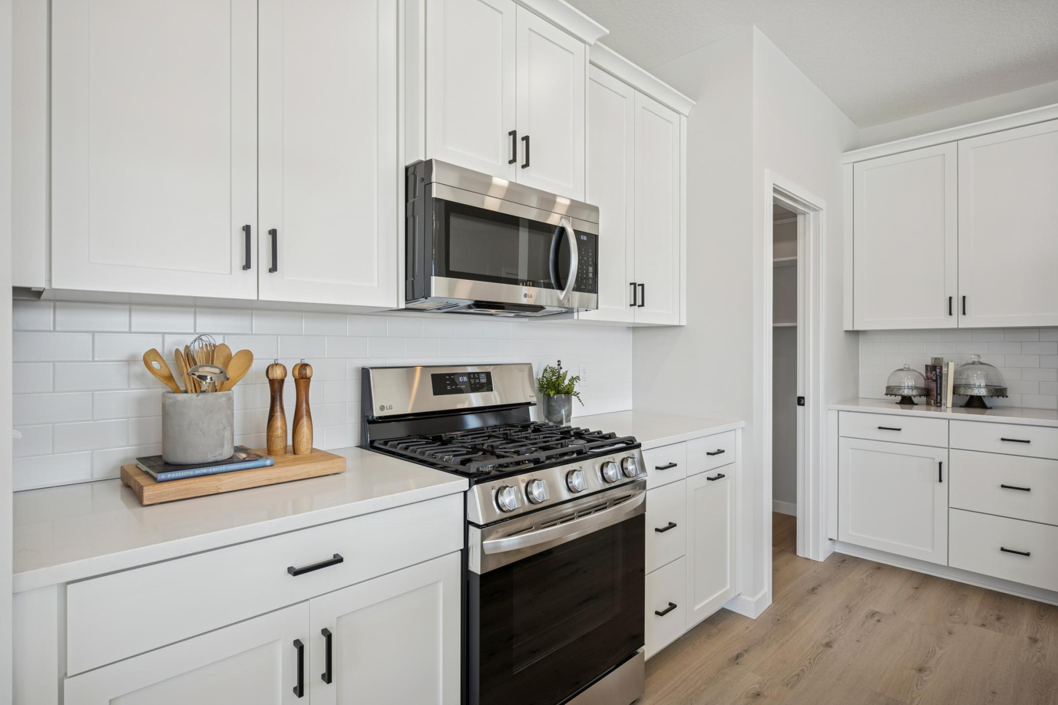 Beautiful Kitchen, Center island, and Large walk-in Pantry!