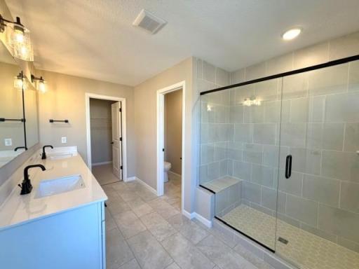 Jayton - Owner's Bathroom - 11033 - 2279 Beechwood Avenue.jpg
