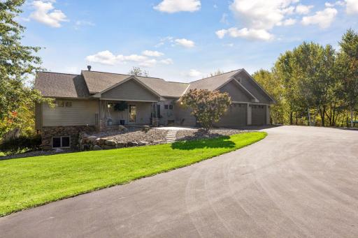 555 Chinnock Lane, River Falls, WI 54022