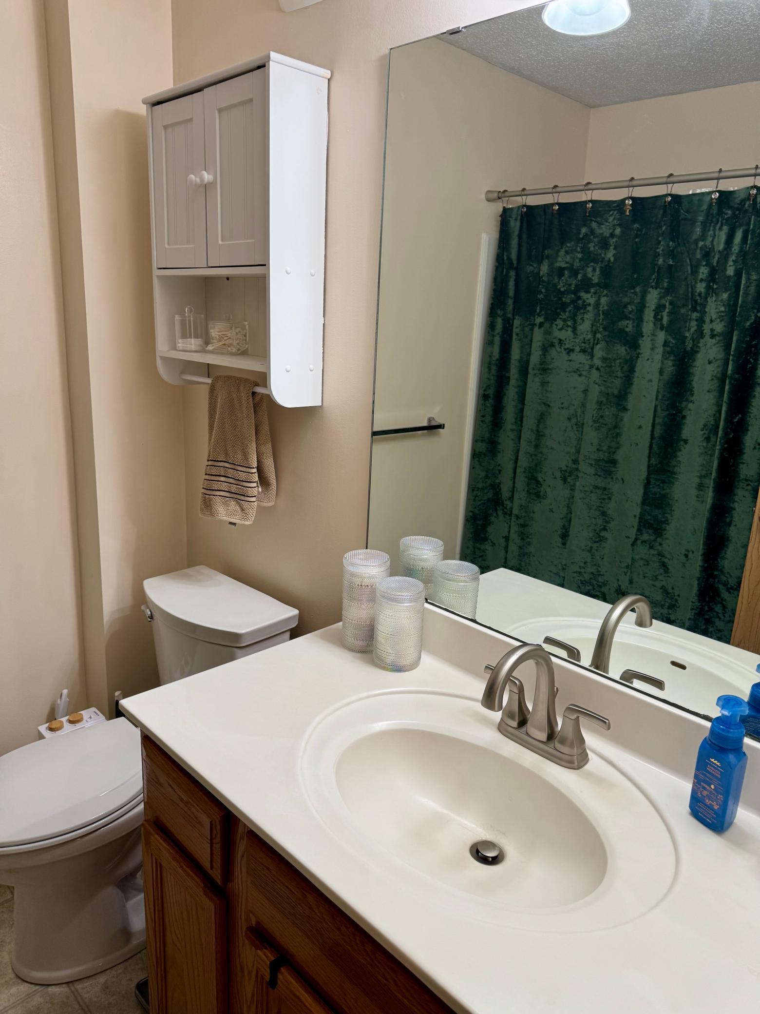 Upper level full bath