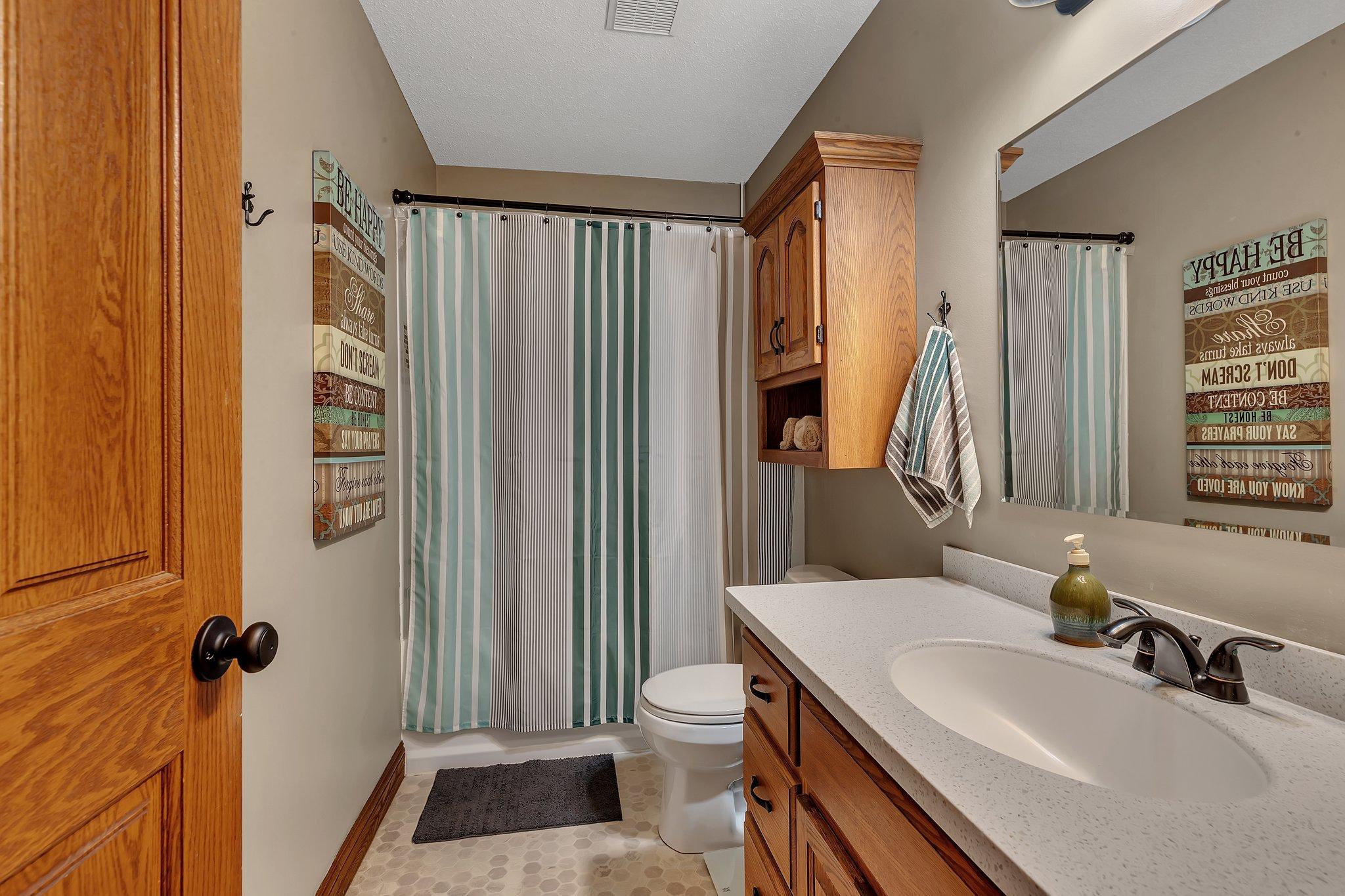 Upper level full bath.