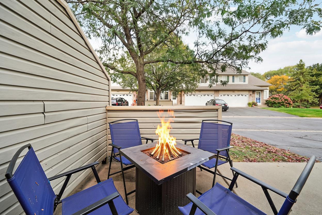 Close community is well-maintained, manicured, and close to parks, trails, and schools.