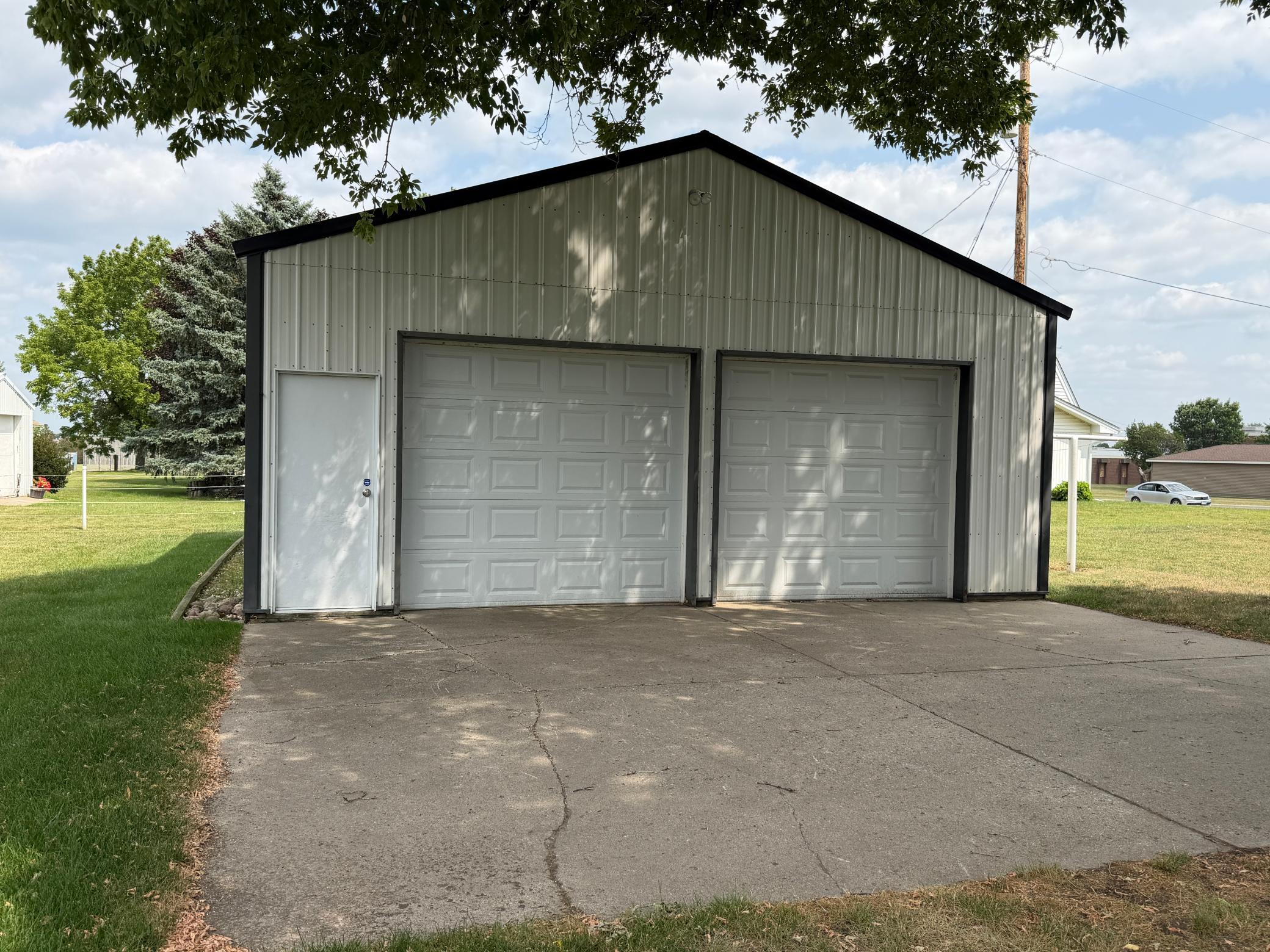 Use this great shed to store your belongings while you build your custom home on this lot.