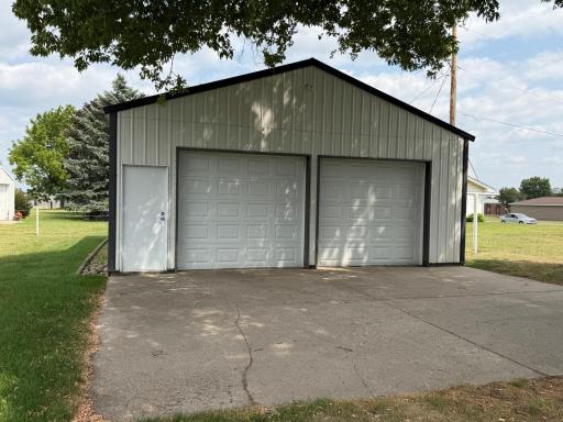 Use this great shed to store your belongings while you build your custom home on this lot.