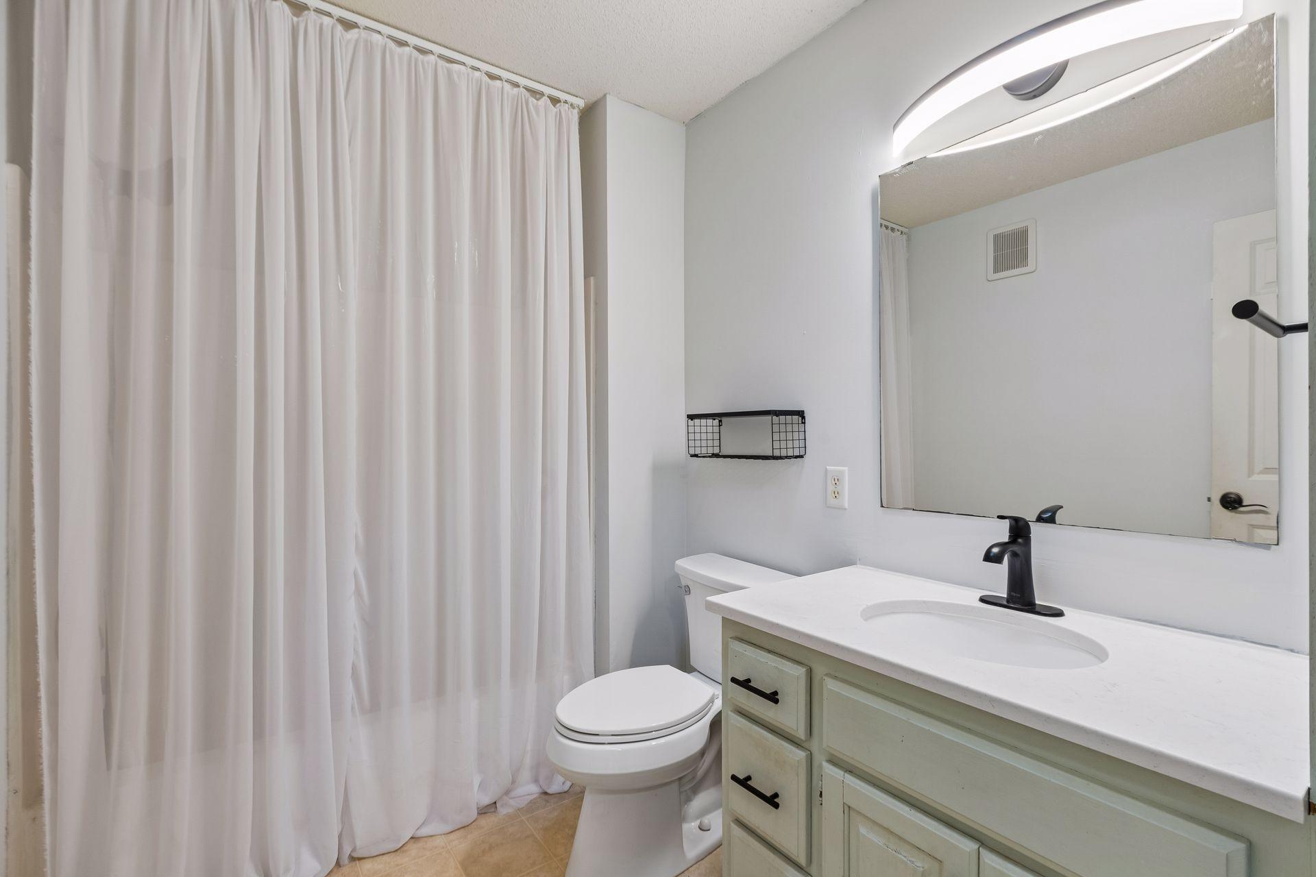 Upper Level Full Bath