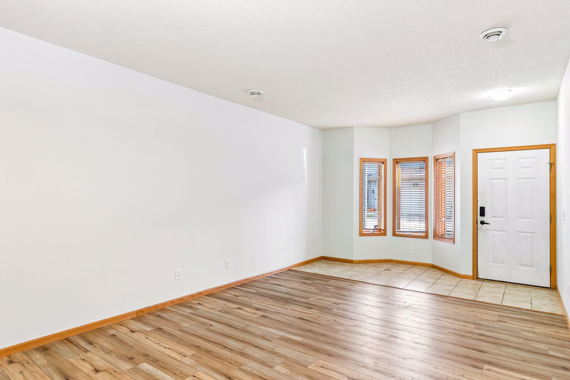 Living Room/Entry