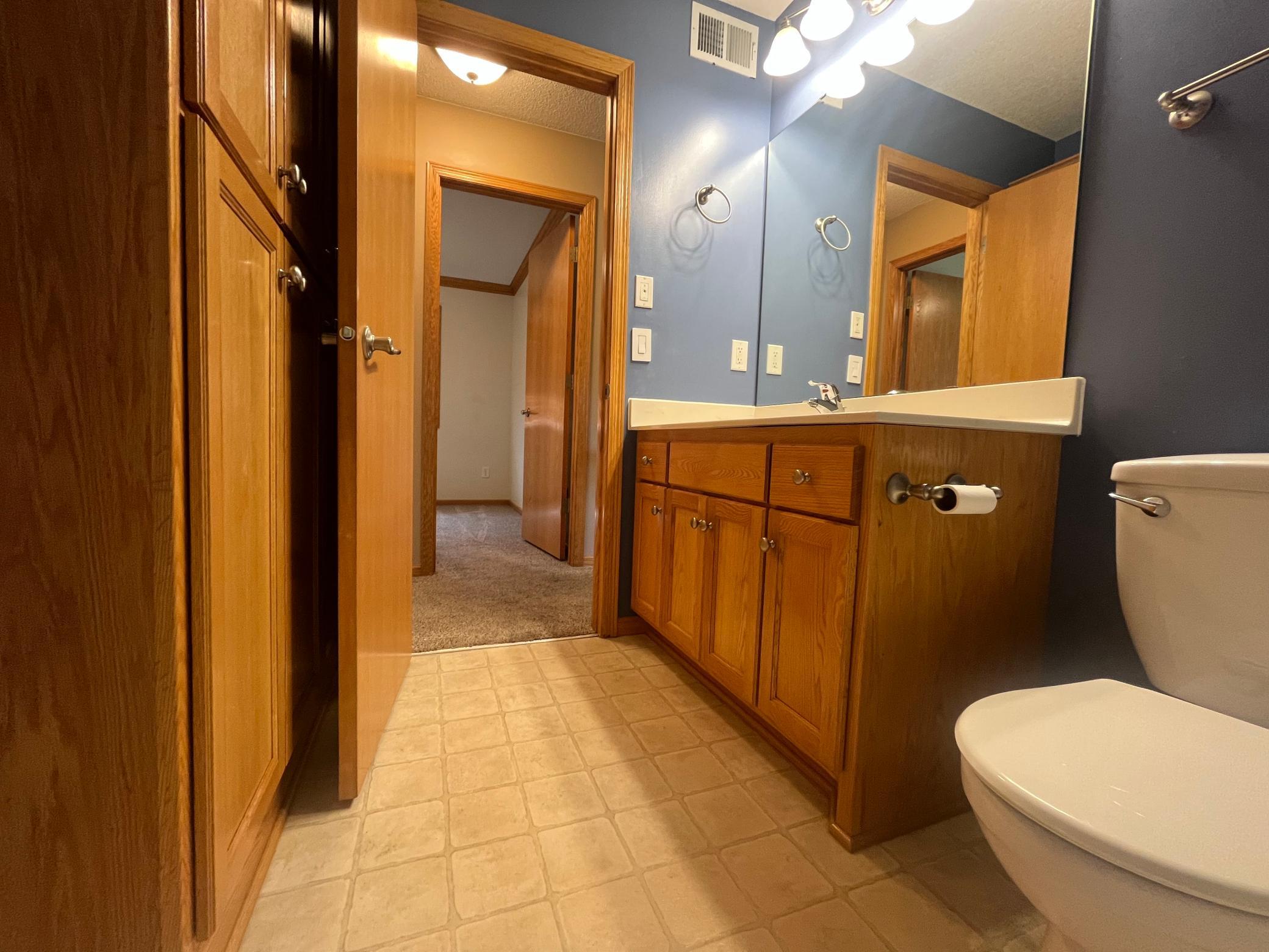 Upper Level full bath