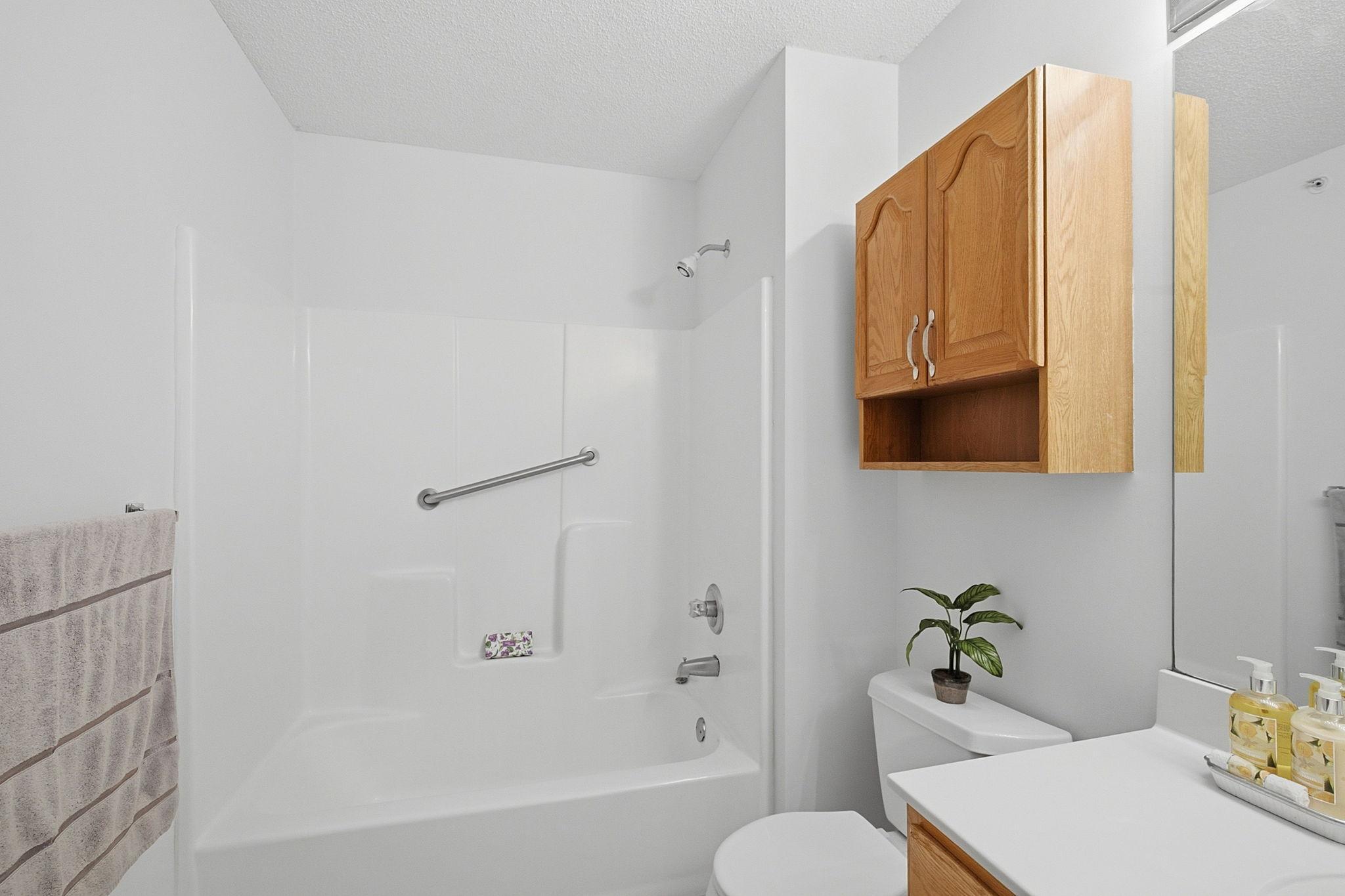 Another view of the bathroom.