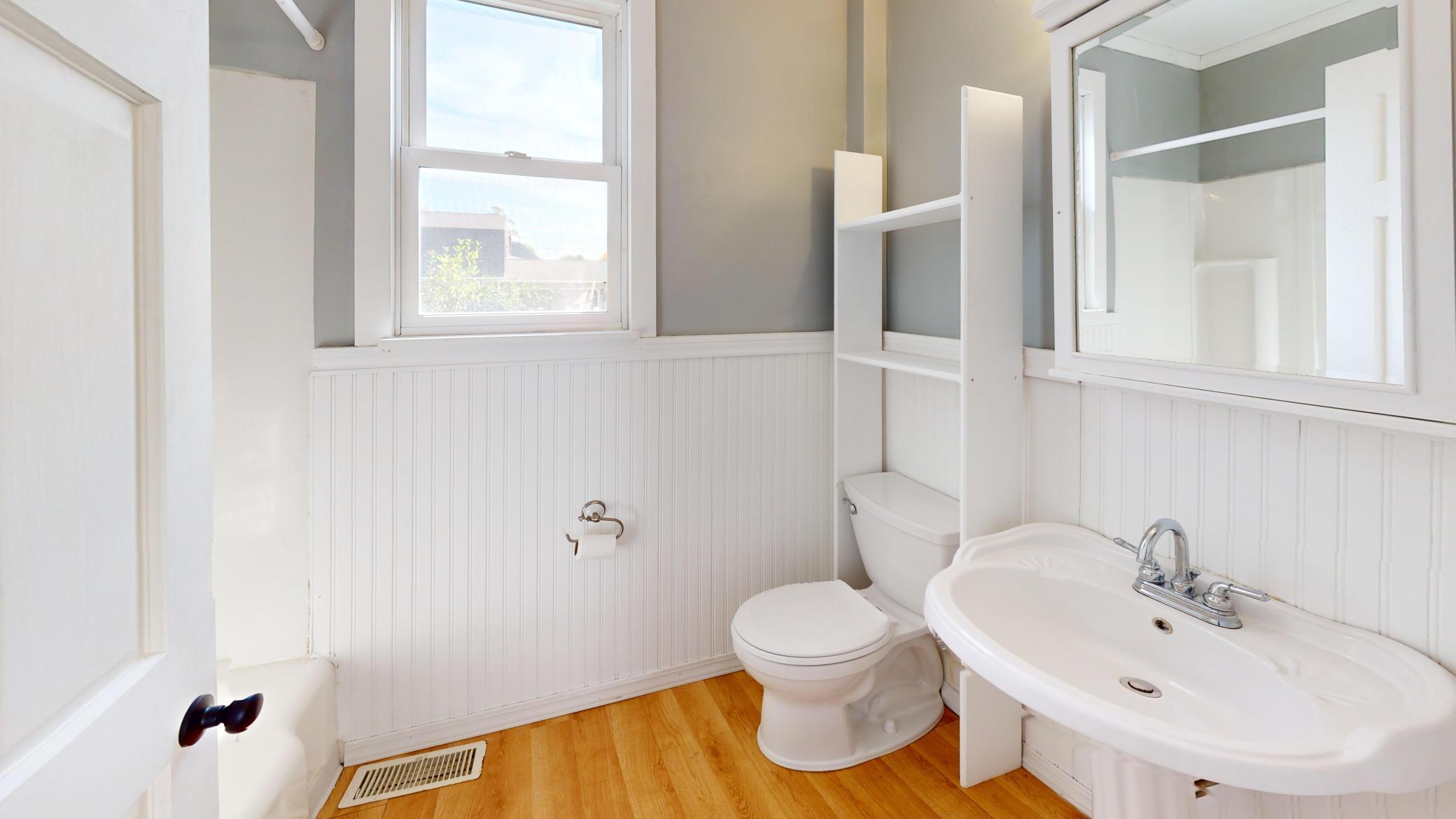 311-Center-Ave-S-Bathroom.jpg
