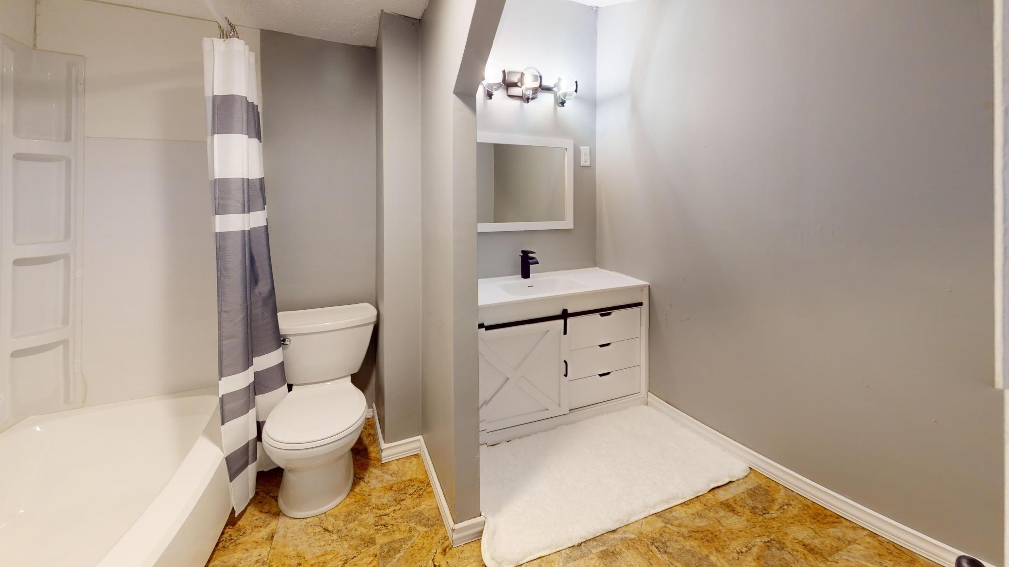 311-Center-Ave-S-Bathroom 2.jpg