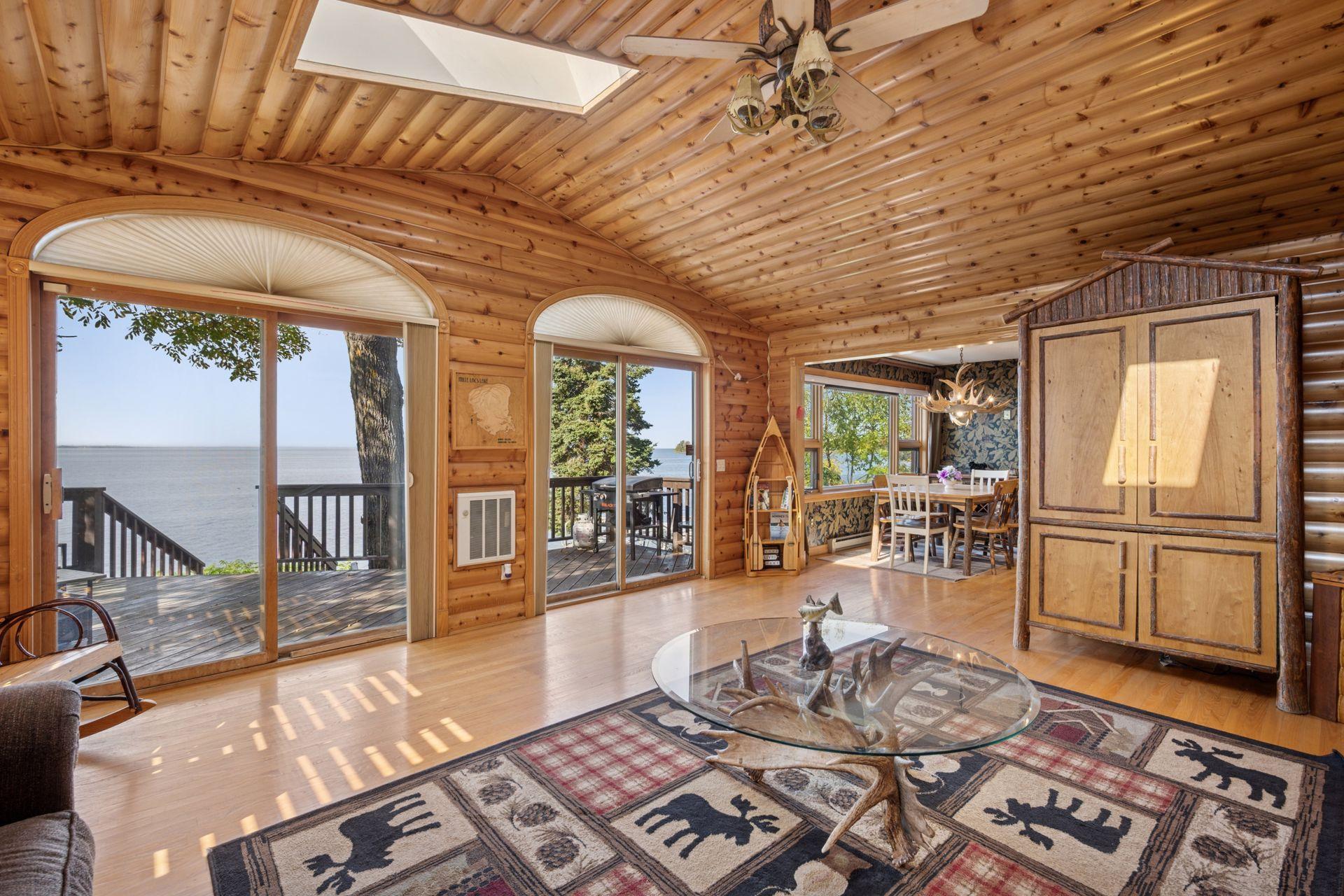 See Multiple Views of the Lake From this Room