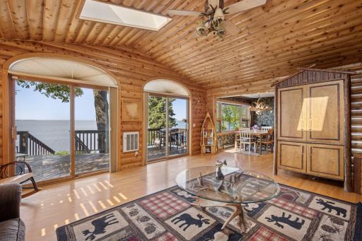 See Multiple Views of the Lake From this Room