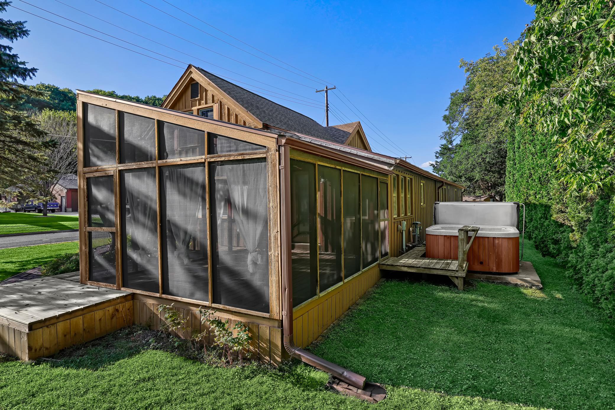 Screen porch