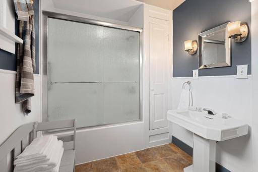 911 6th Street NW, Austin, MN 55912