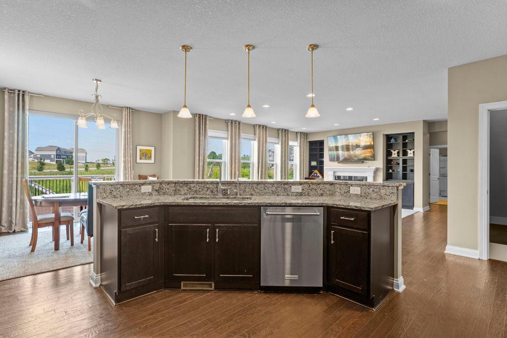 6 - Kitchen center island with breakfast bar.jpeg