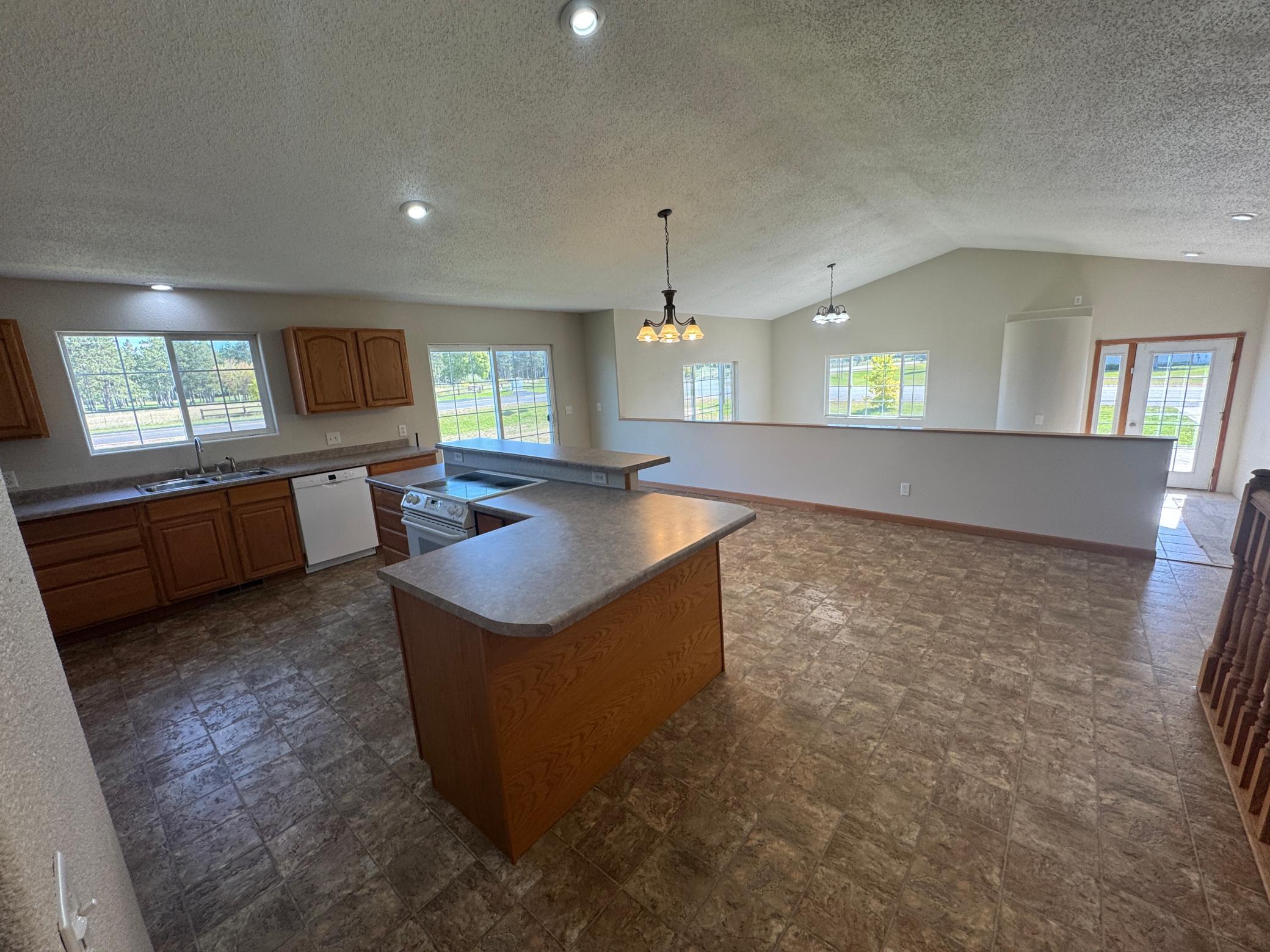 Kitchen (2).JPG