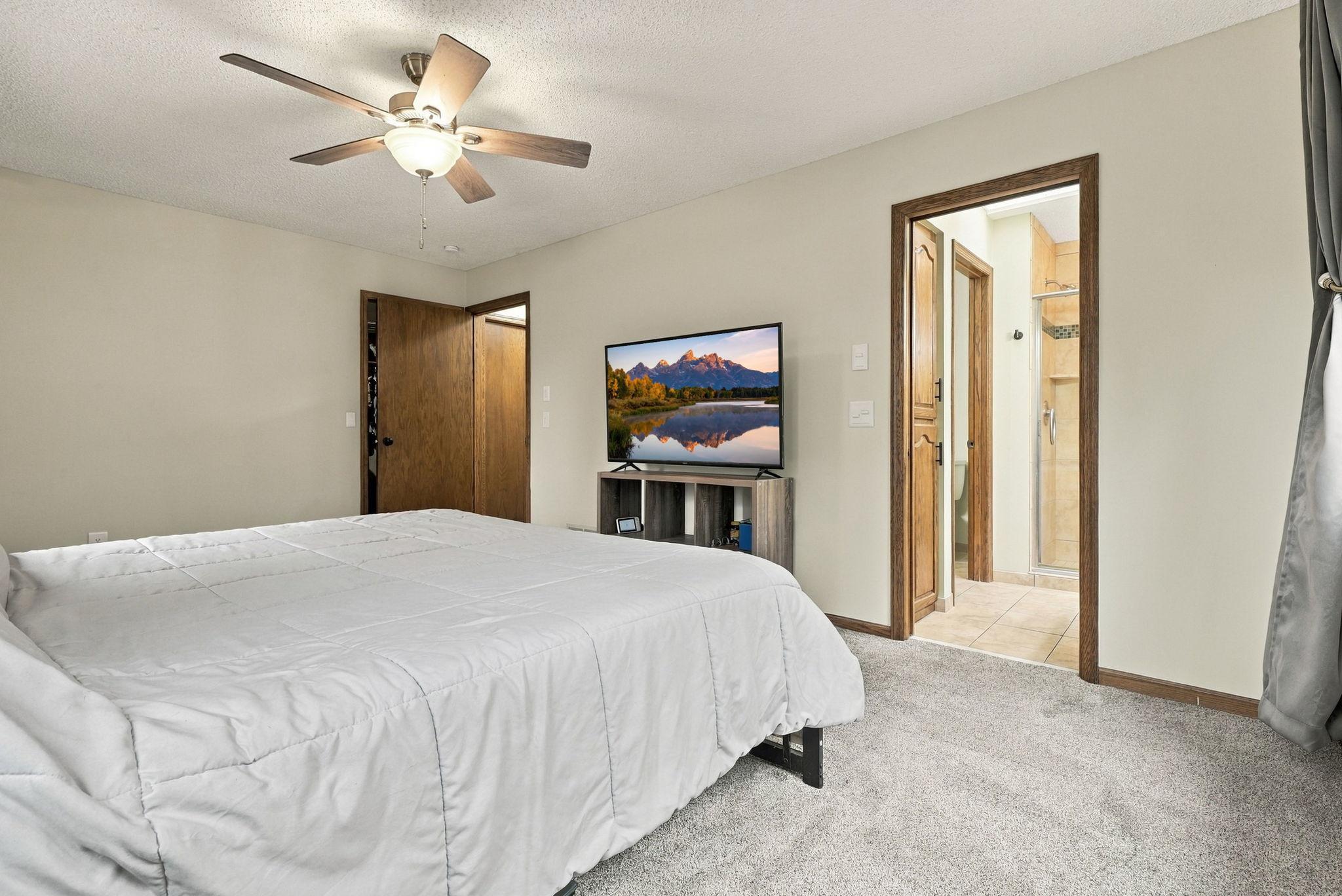 46-web-or-mls-6668_Crackleberry_Trail_Woodbury_00001.jpg