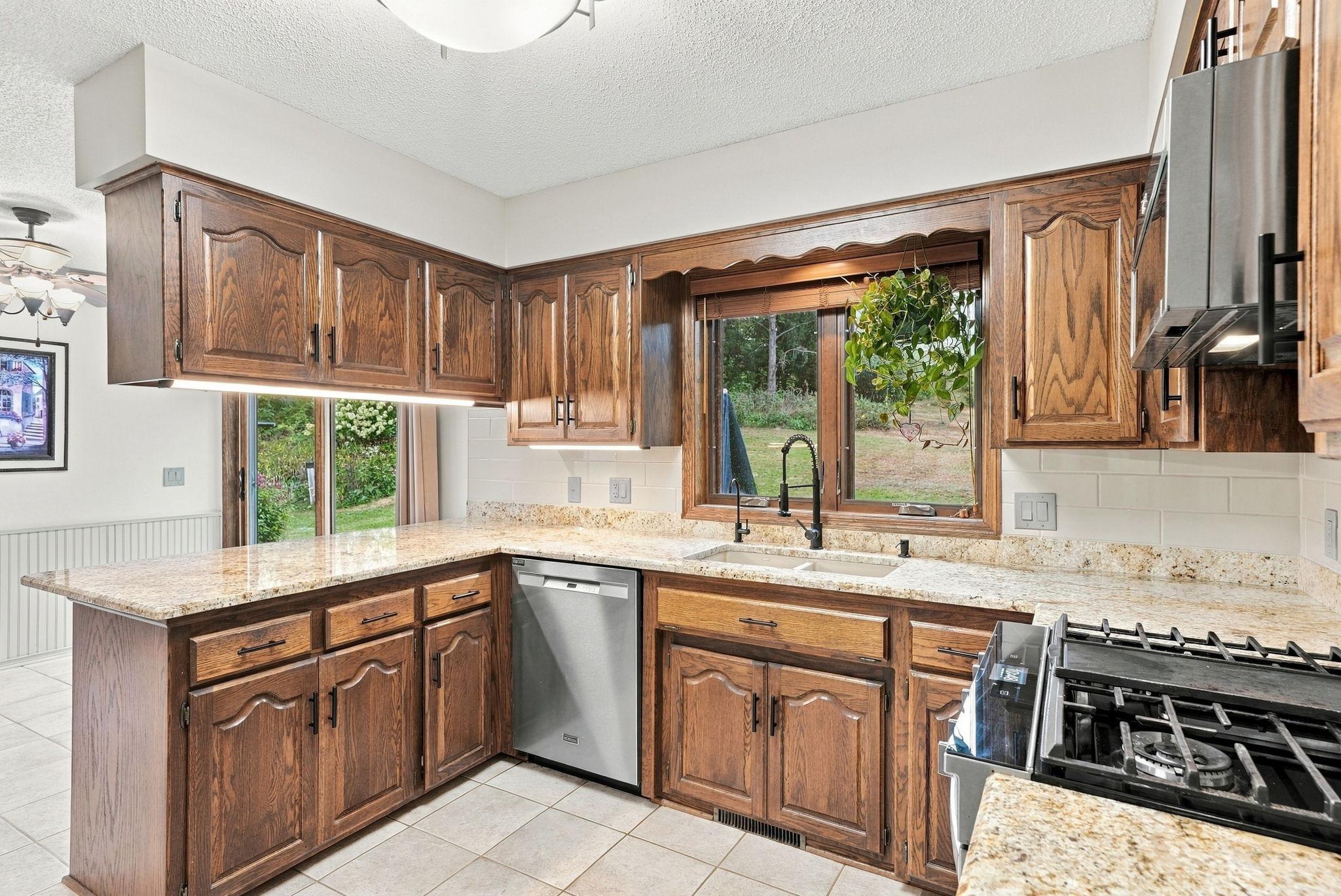 37-web-or-mls-6668_Crackleberry_Trail_Woodbury_09865.jpg