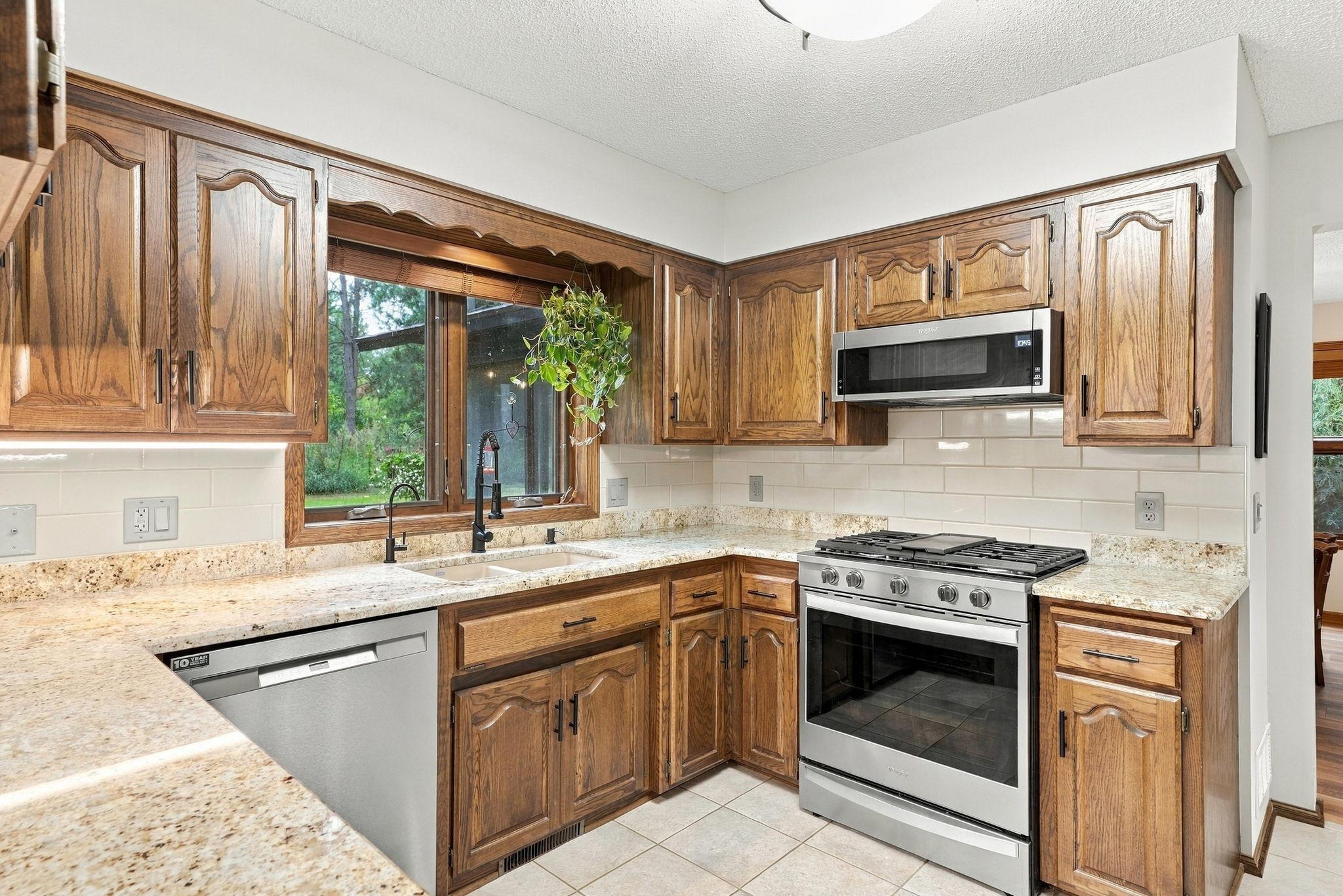 35-web-or-mls-6668_Crackleberry_Trail_Woodbury_09875.jpg
