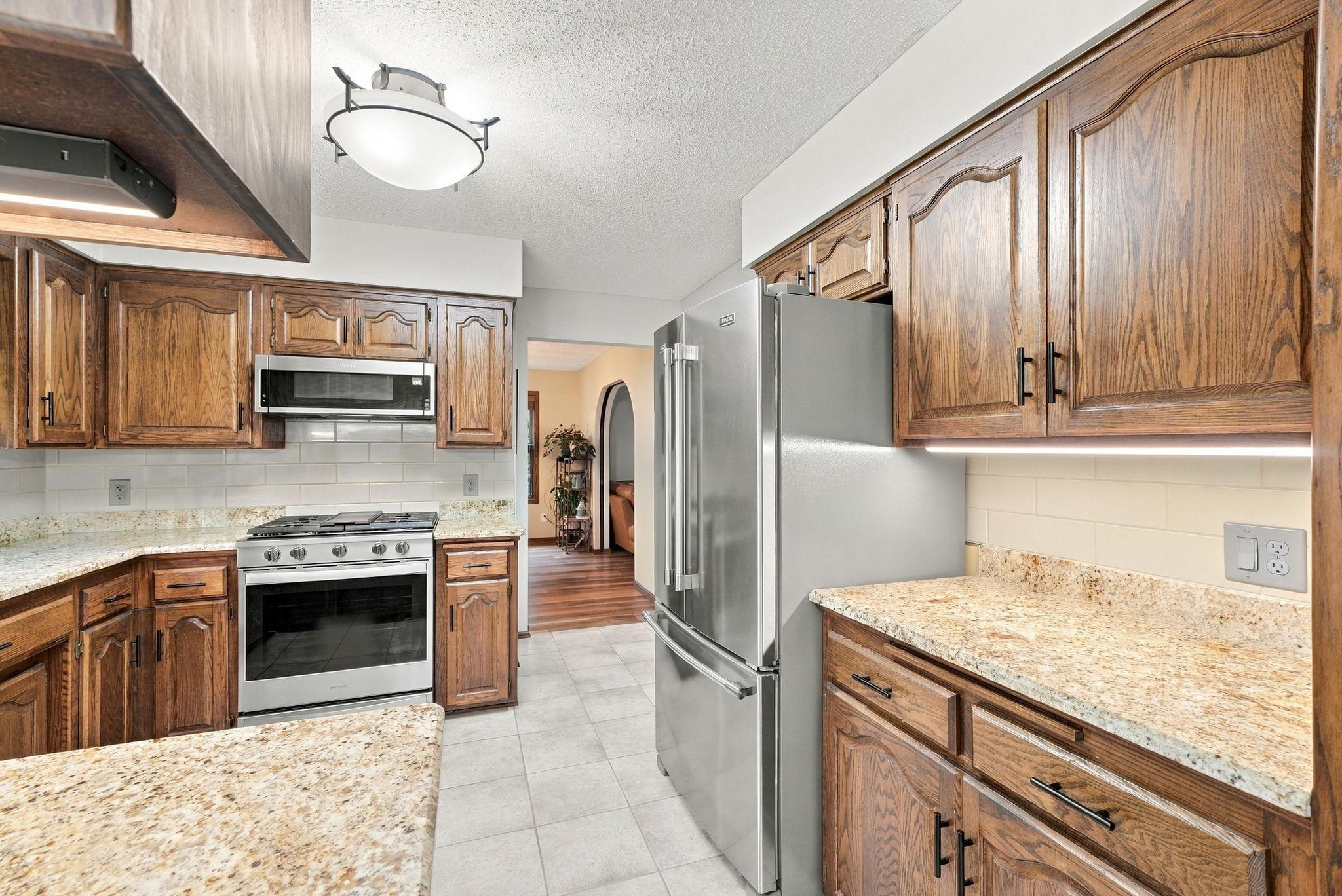 34-web-or-mls-6668_Crackleberry_Trail_Woodbury_09880.jpg