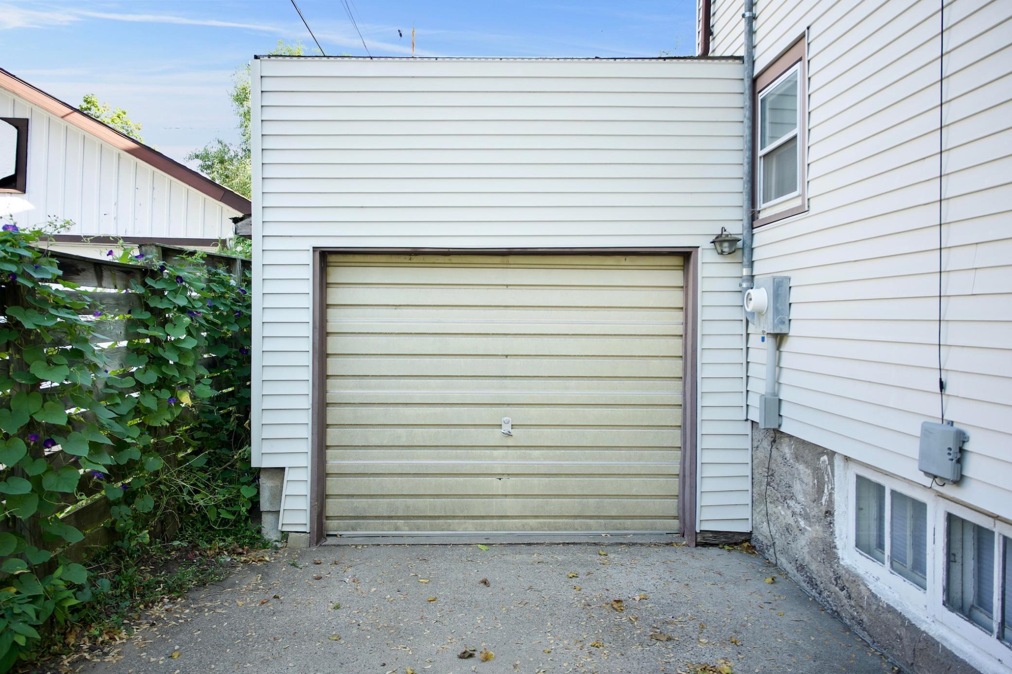 28 Garage.jpg