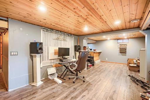 5457 Horizon Dr NE - MLS Sized - 005 - 05 Family Room.jpg