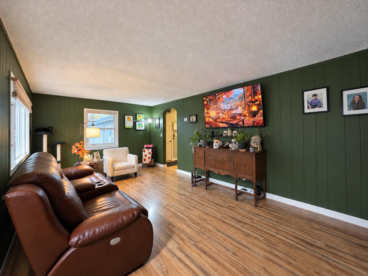 2 Living Room.jpg