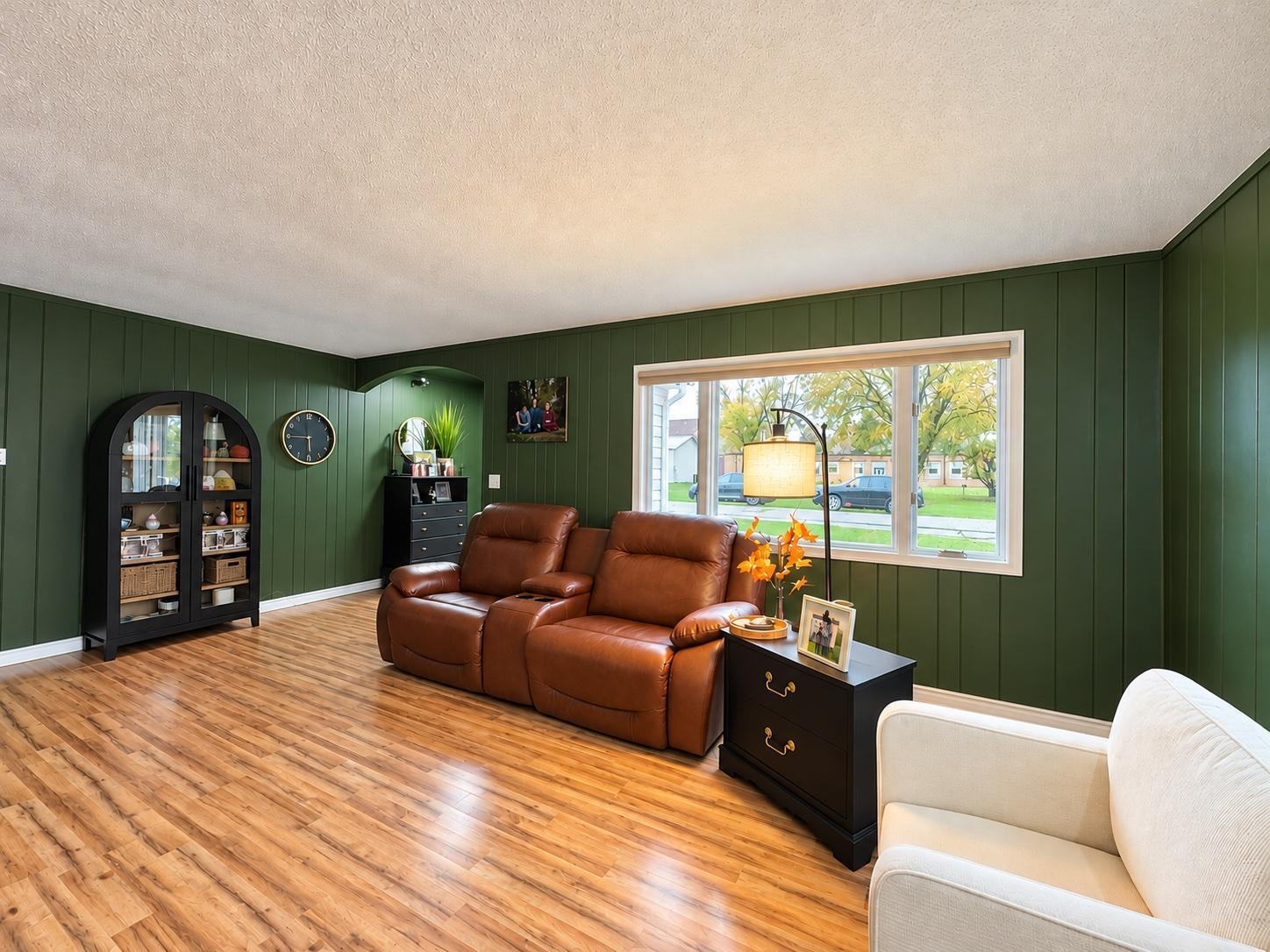 3 Living Room.jpg