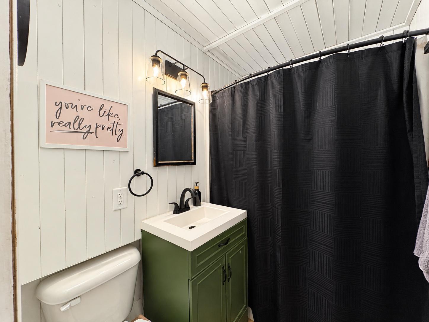 6 Full Bathroom.jpg